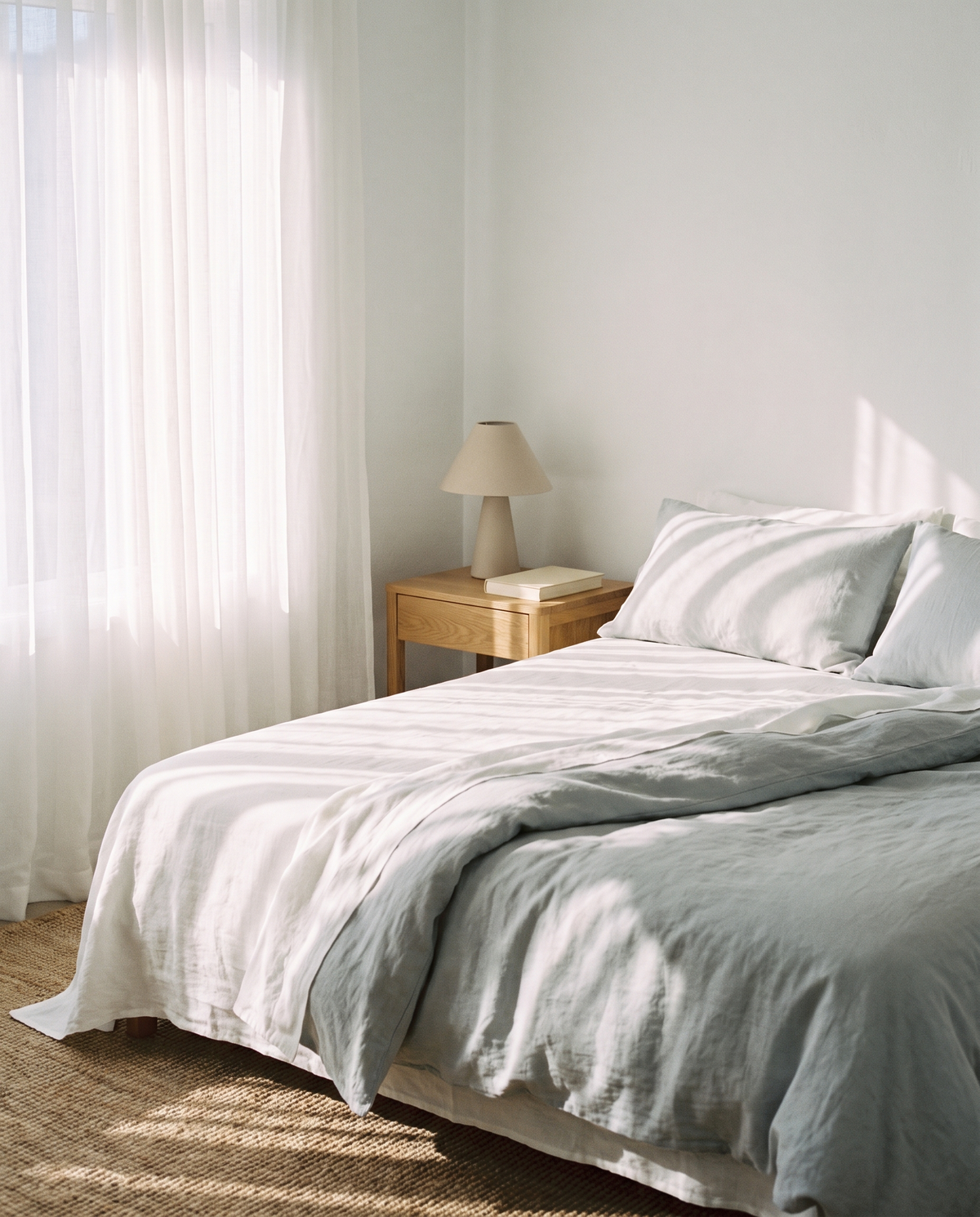 Ruhiges Schlafzimmer im Morgenlicht